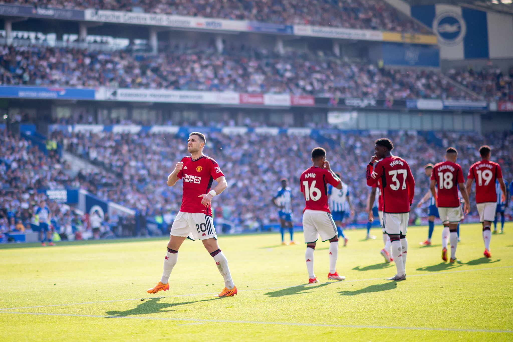 离谱！库里复出勇士开场四分钟8投1中仅拿2分 科尔看不下去了.